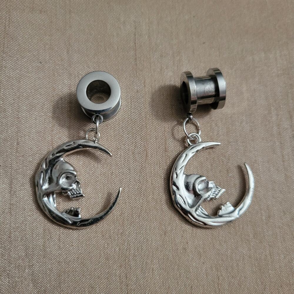 0 gauge (8mm) gothic crescent moon face stainless steel ear tunnels, screw back